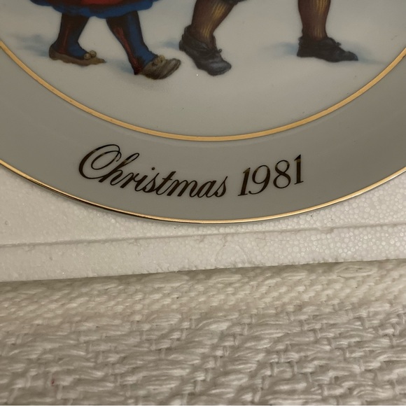 Collectible, Avon Christmas plate, 22K, gold rim, “sharing the Christmas spirit” - Picture 3 of 6